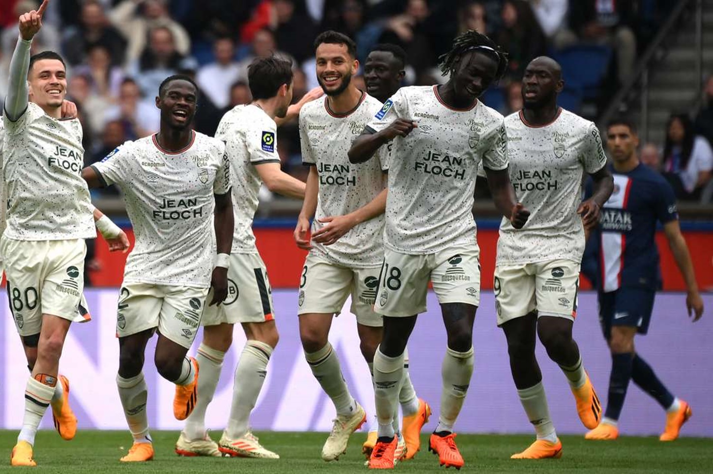 Δίνει δικαιώματα για χλευασμό η Παρί – Τριάρα μέσα στο Παρίσι η Λοριάν! (vid)