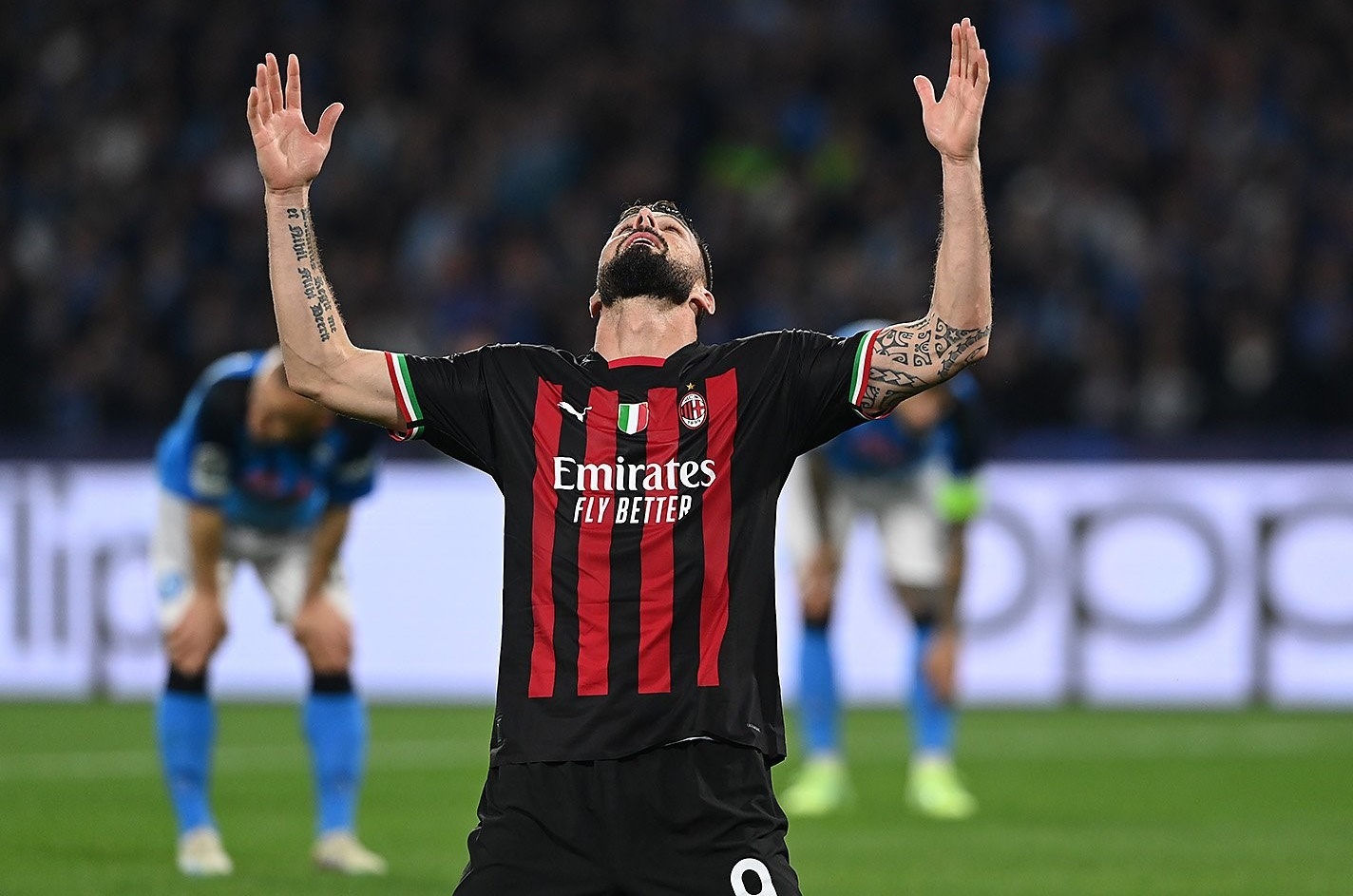 Eίναι βαριά της Μίλαν η φανέλα… Νάπολι δεν πειράζει, το χρόνου ξαναέλα! (vid)