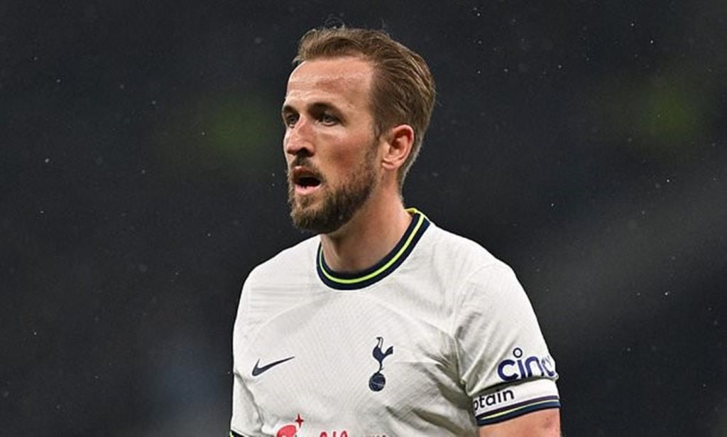 Σαν άλλες… Σειρήνες οι φίλοι της Γιουνάιτεντ πήγαν στο Λονδίνο για να… «κλέψουν» τον Κέιν! (vid)