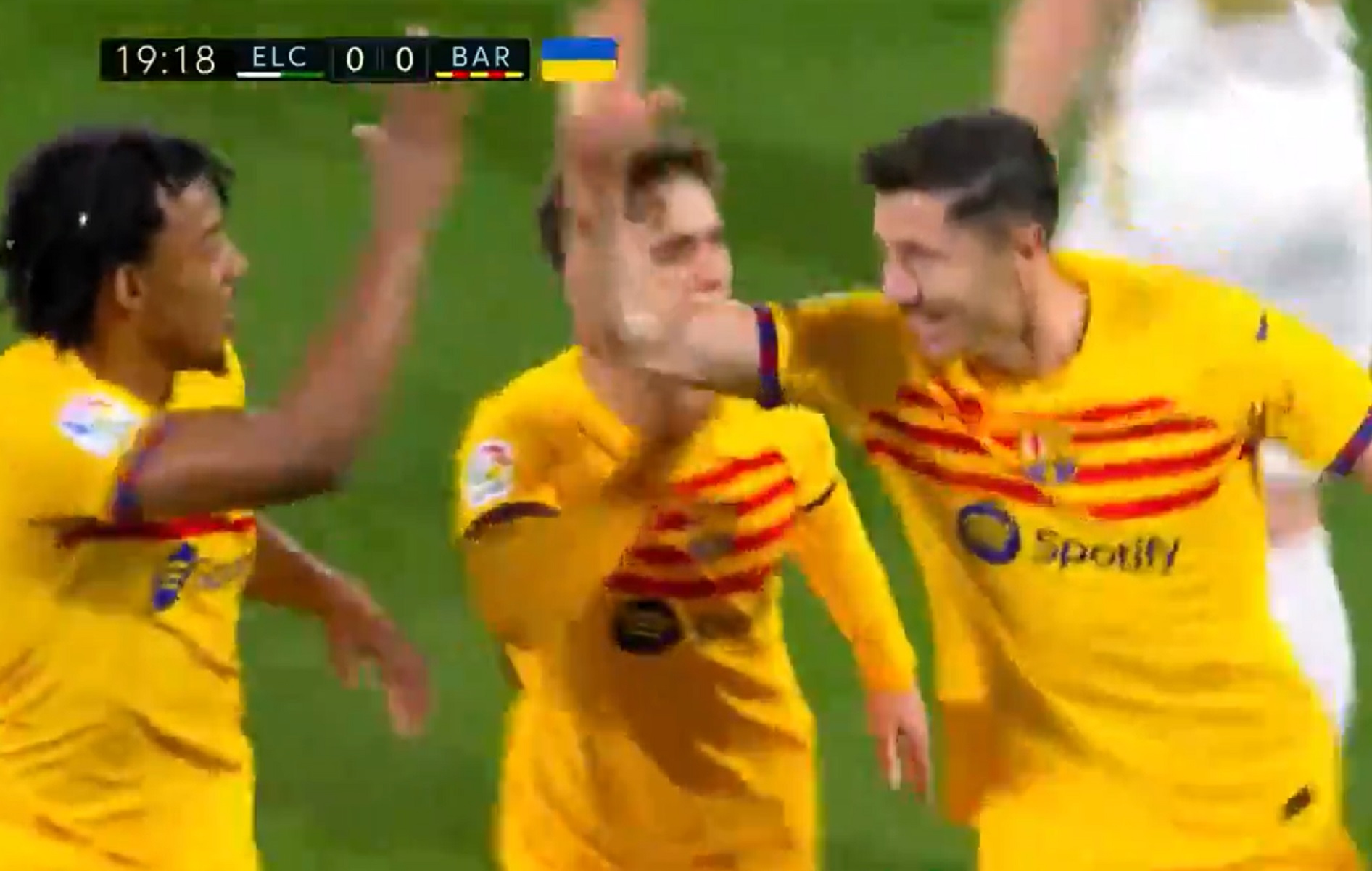 Κυνικός Λεβαντόφσκι… κερνάει την εστία της Έλτσε (vid)