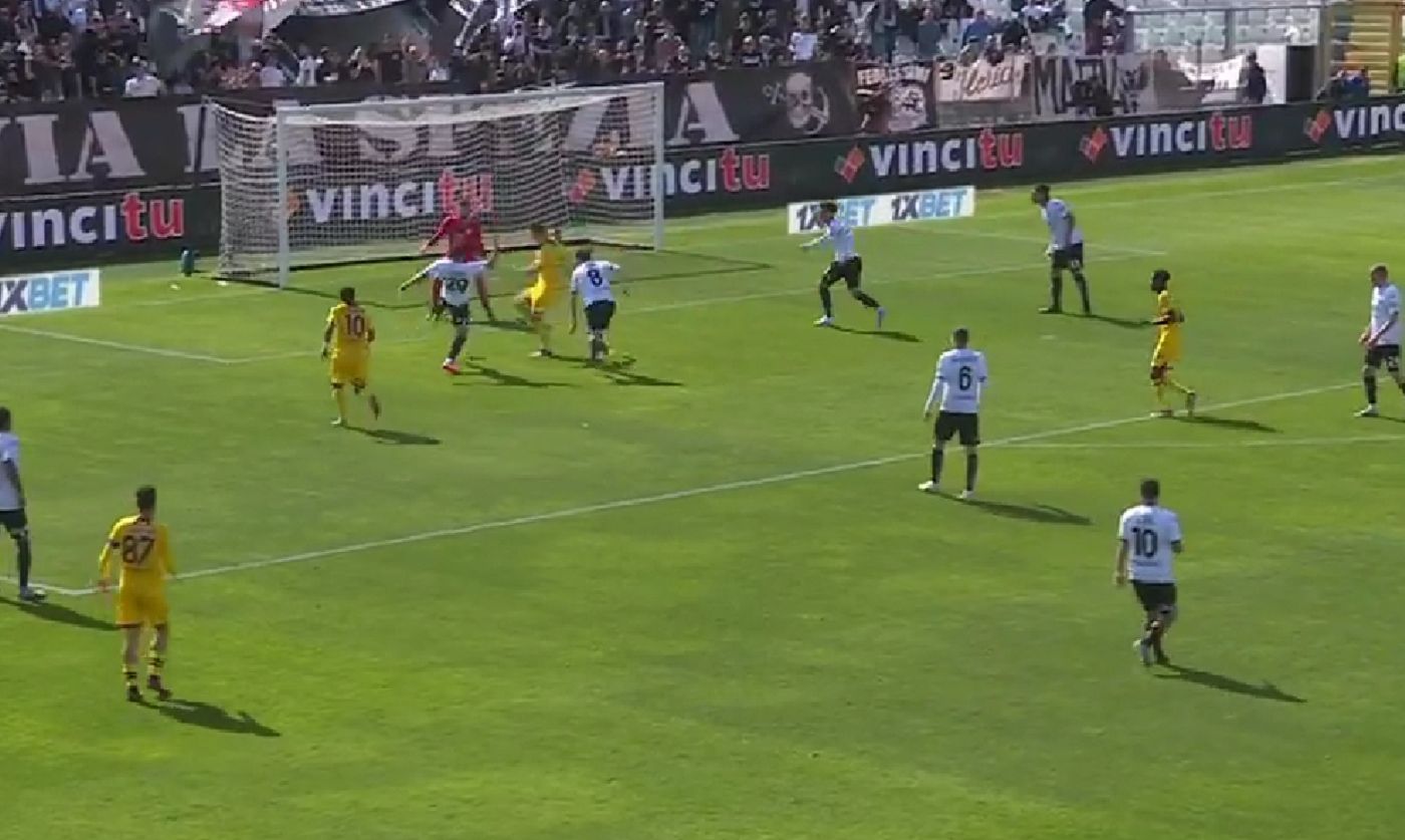 Απίθανο και… ύποπτο αυτογκόλ στην Ιταλία – Μπέρδεψε τα τέρματα ή το έπαιξε στοίχημα; (vid)