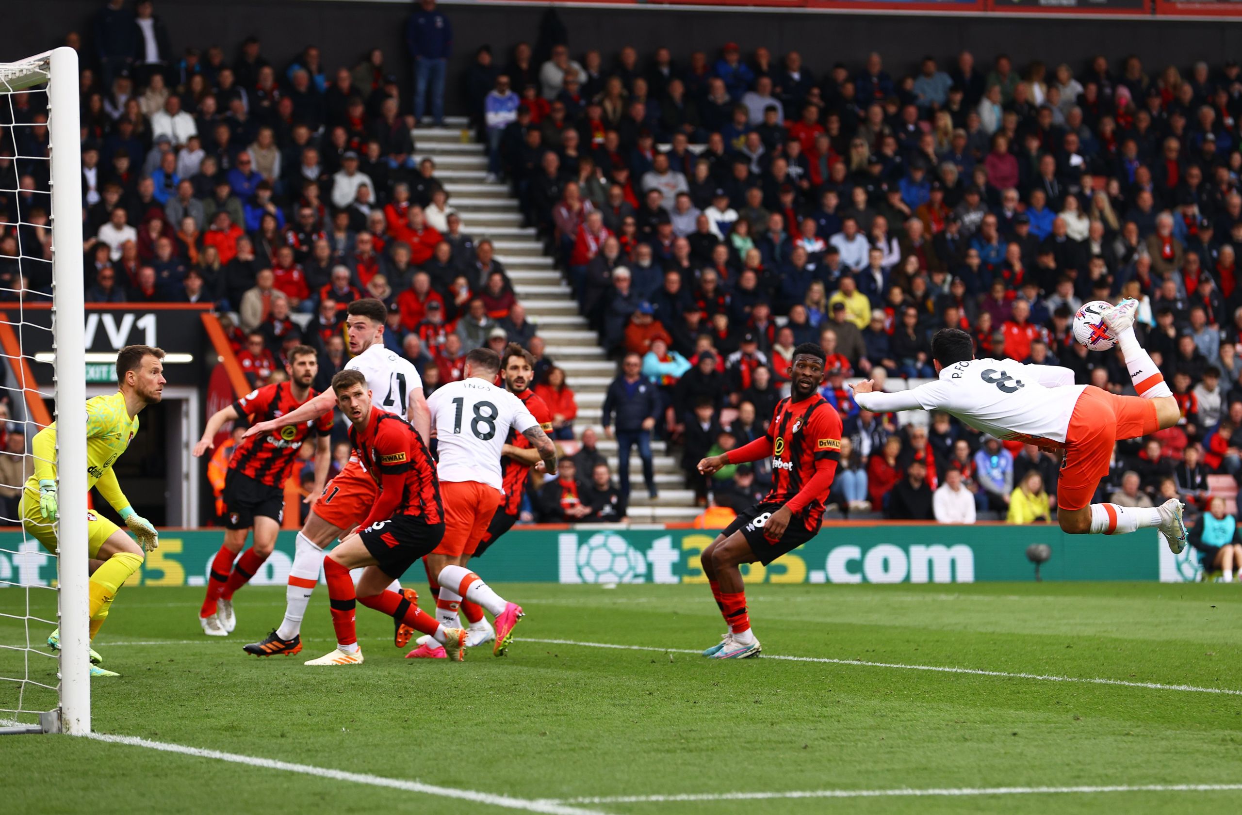 Εξωπραγματικό γκολ του Φορνάλς με χτύπημα του «σκορπιού» – Σκέτη…. αλητεία (vid)