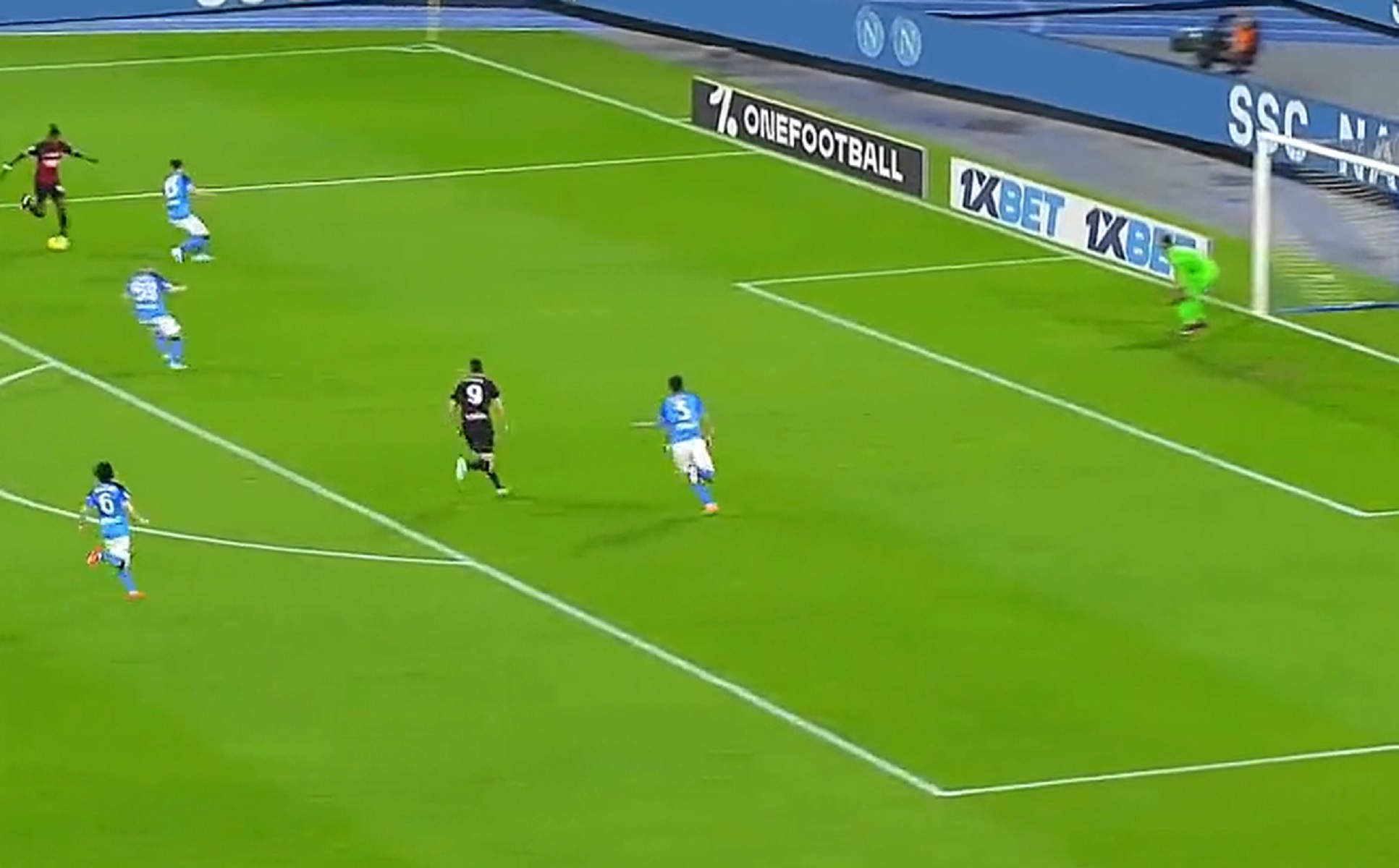 O Λεάο κάνει… πλάκα στην άμυνα της Νάπολι – Νέα γκολάρα από τον Πορτογάλο (vid)