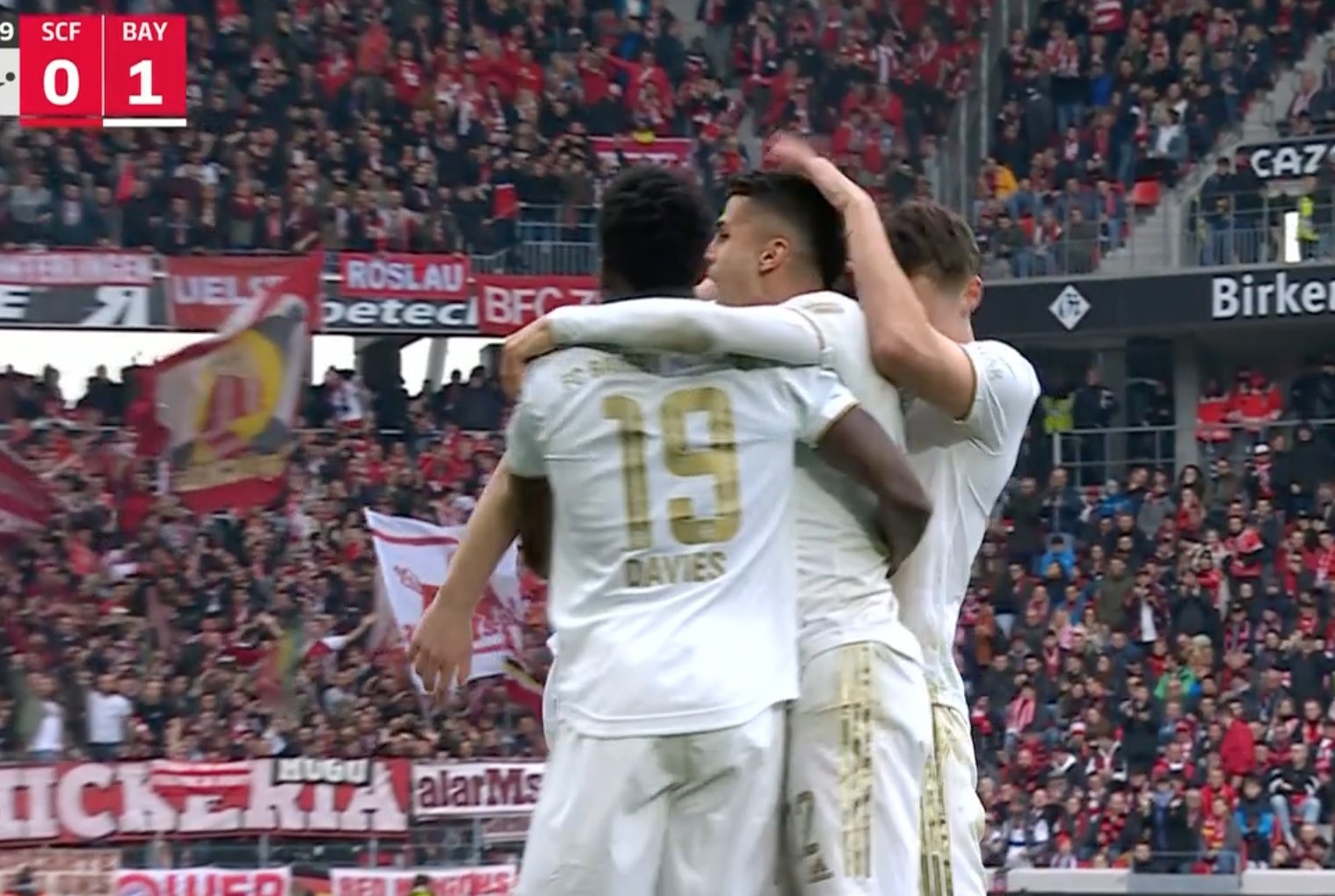 Τι έκανες ρε Ντε Λιχτ – Το “παστέλωσε” από το… σπίτι του (vid)