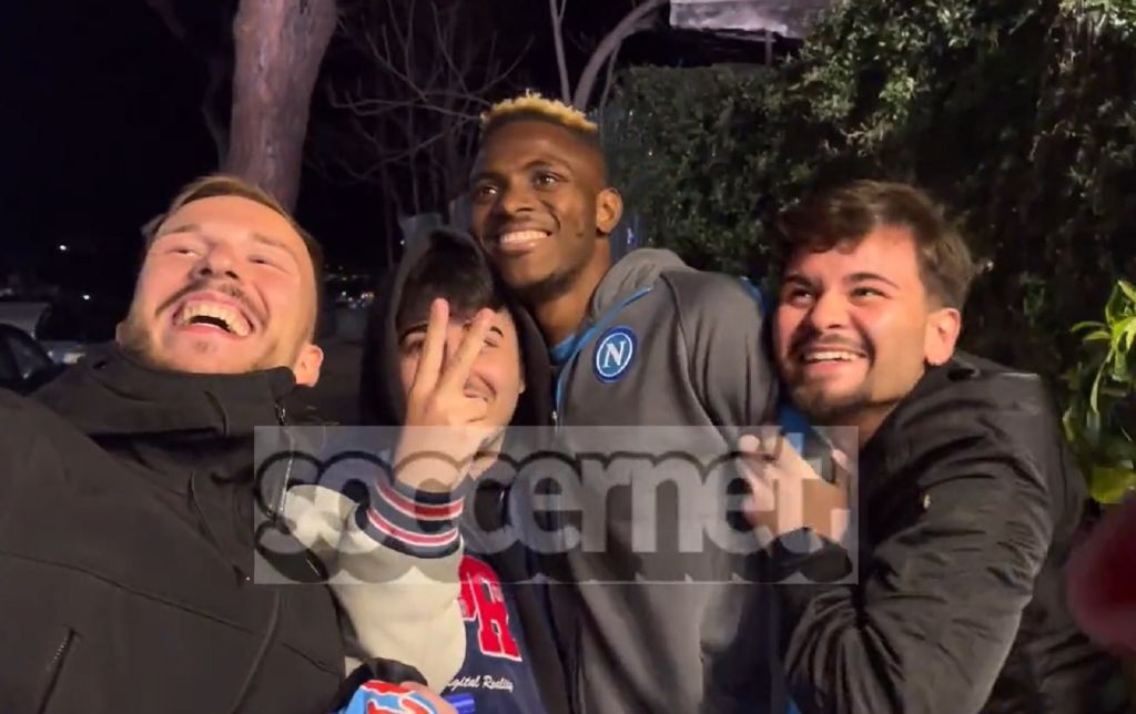 Τρέλα με τον Όσιμεν στη Νάπολη – Του την… έπεσαν οι οπαδοί πριν μπει σε εστιατόριο (vid)