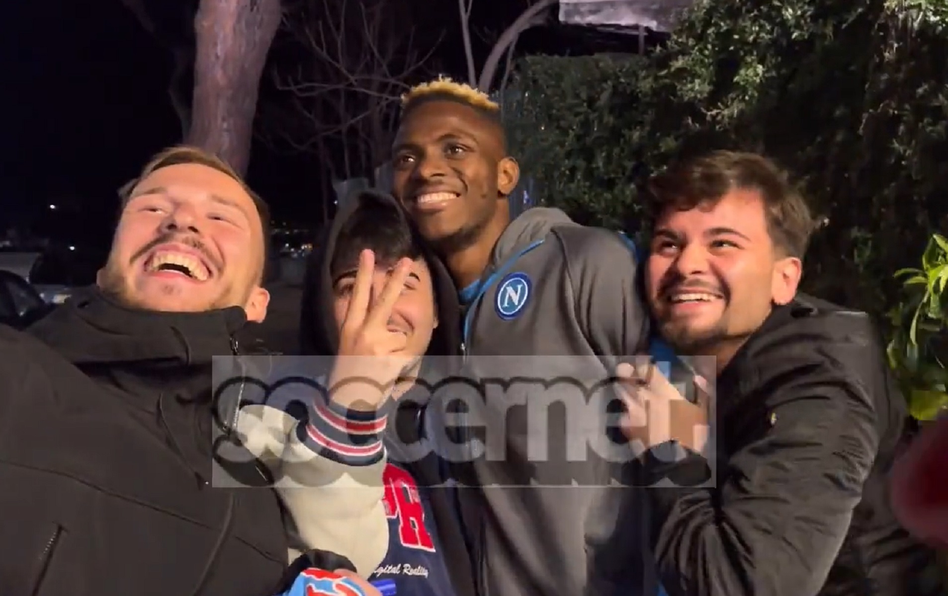 Τρέλα με τον Όσιμεν στη Νάπολη – Του την… έπεσαν οι οπαδοί πριν μπει σε εστιατόριο (vid)