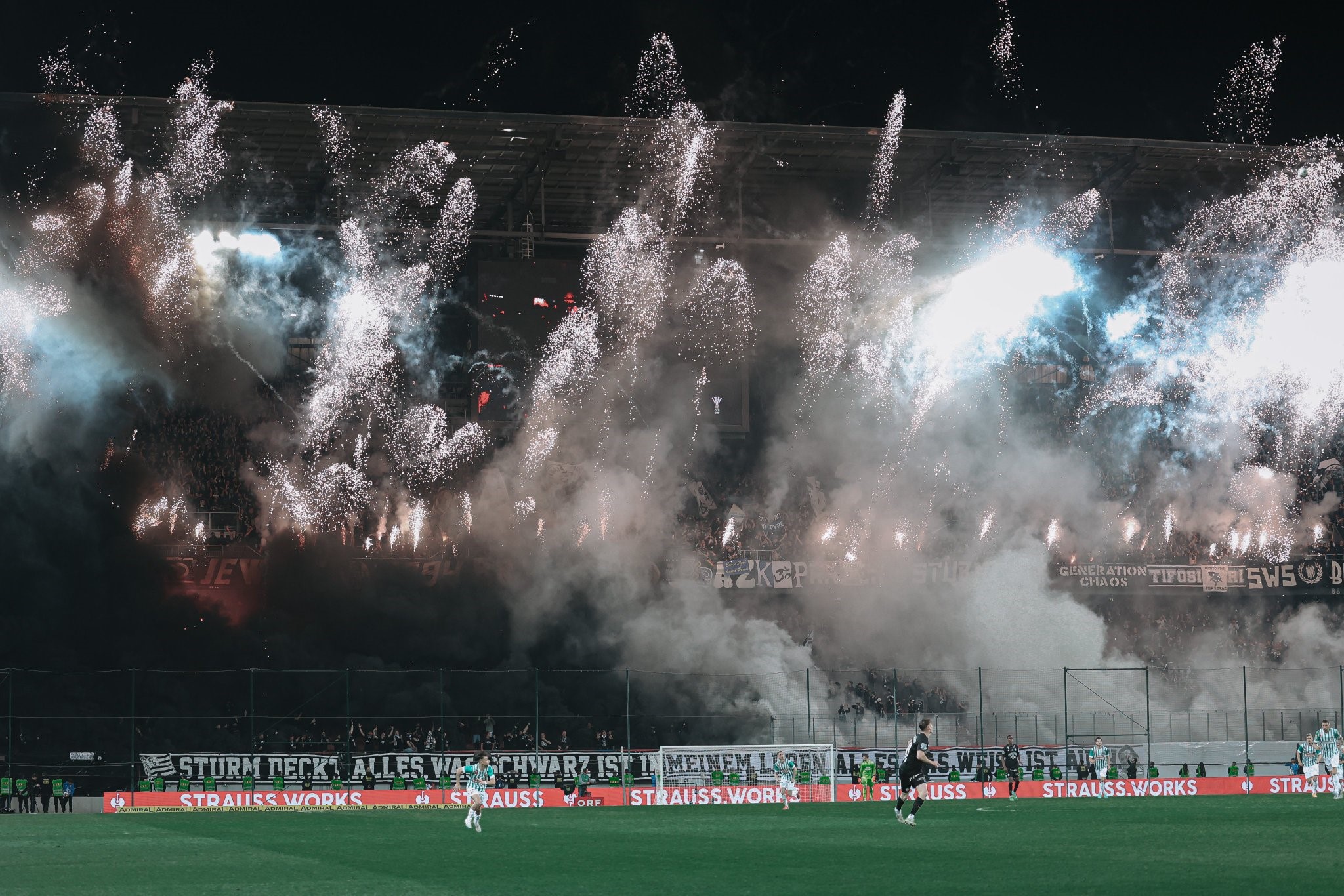 Εκρηκτική ατμόσφαιρα που κόβει την ανάσα από οπαδούς των Στουρμ Γκρατς και Ραπίντ Βιέννης! (vid)