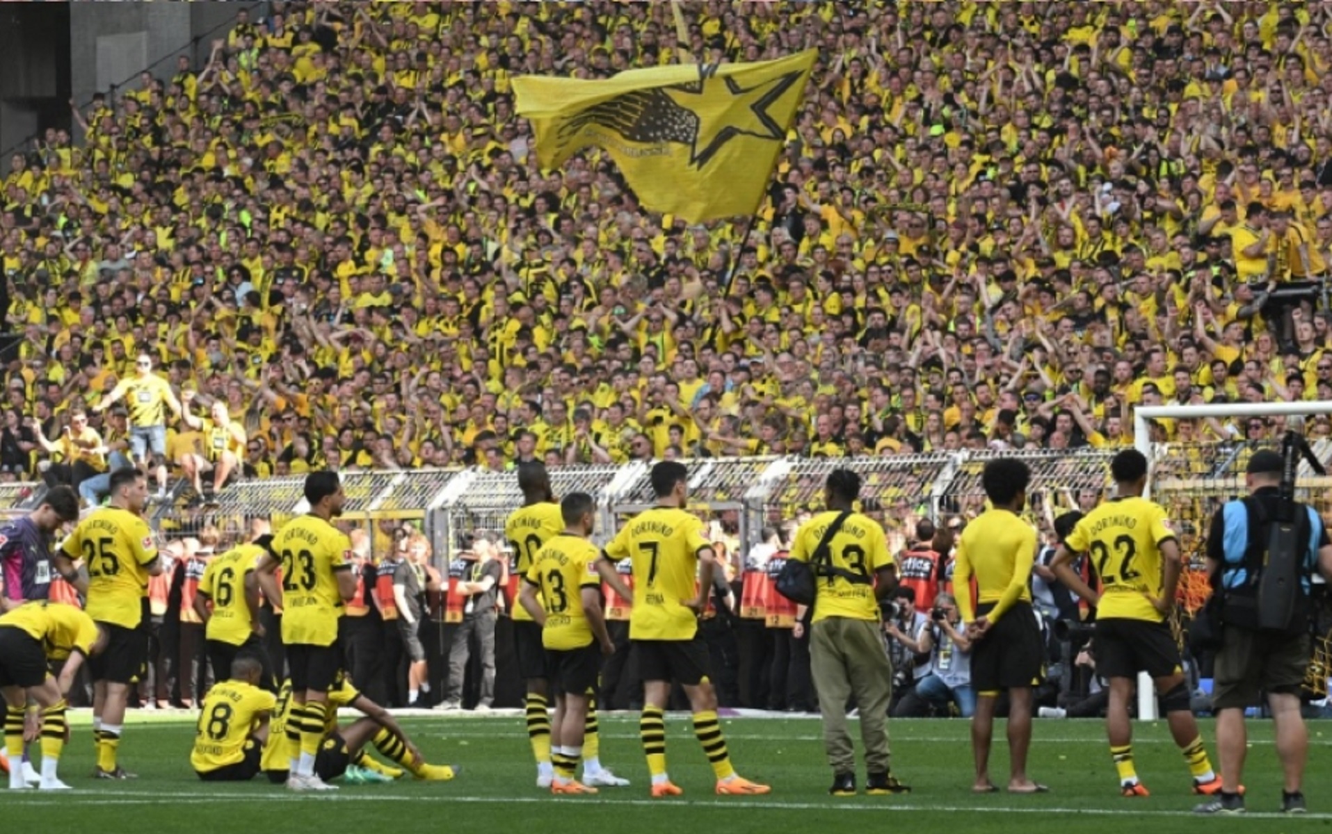 Οι οπαδοί της Ντόρτμουντ τραγουδούν σαν τρελοί παρά το κάζο της ομάδας τους (vid)