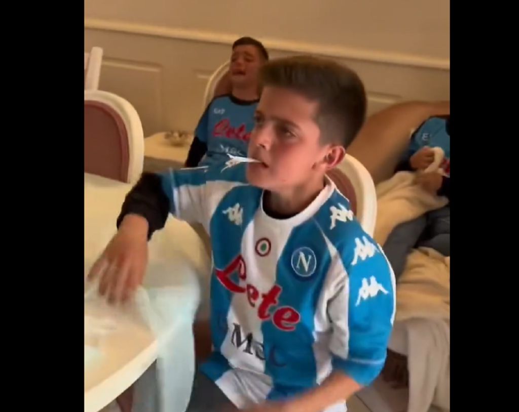 Νεαρός οπαδός της Νάπολι έφαγε το τραπεζομάντηλο στο γκολ του Ντιά (vid)