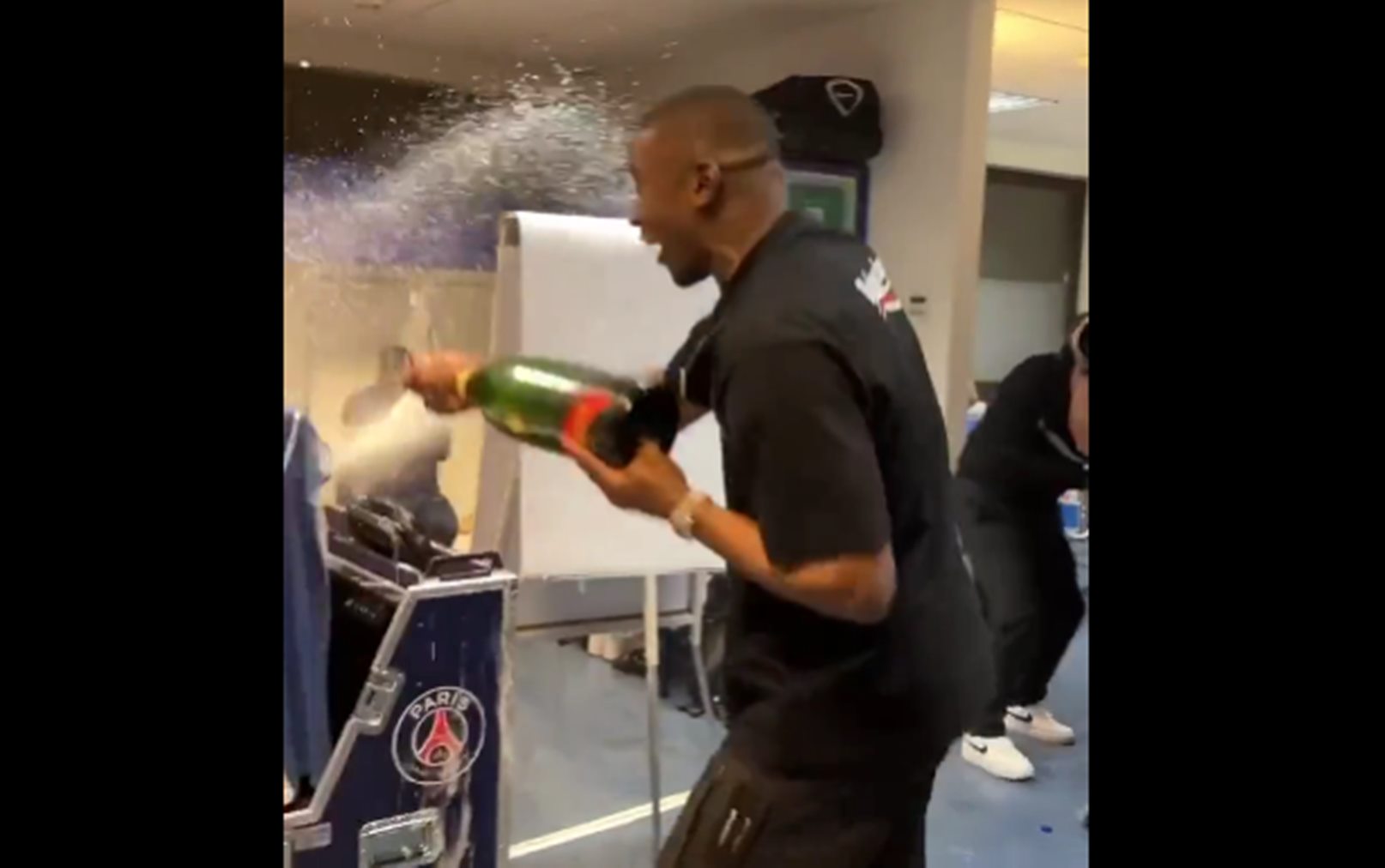 Πανηγυρισμοί με… τρέλα και σαμπάνια στην Παρί! (vids)