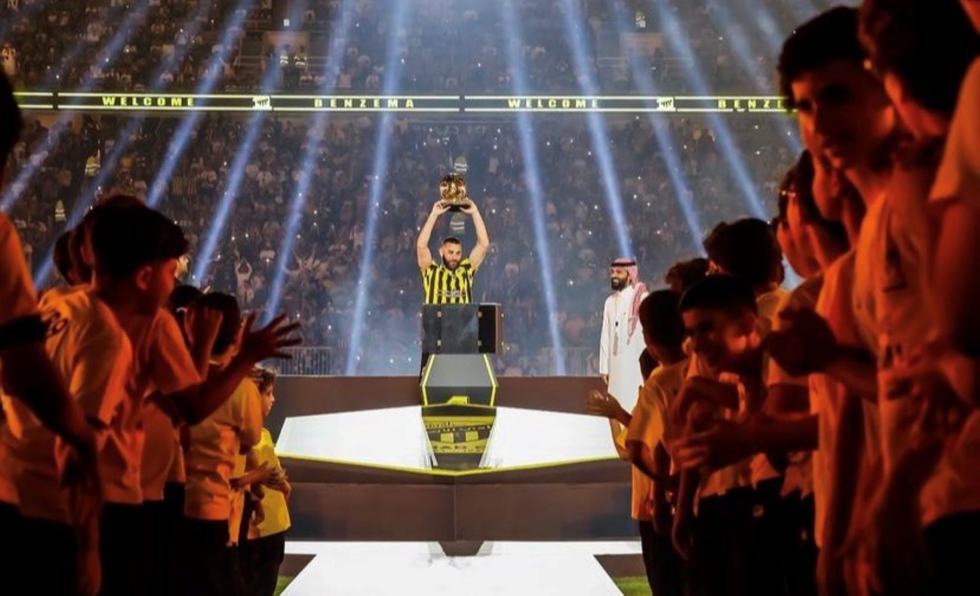 Παρουσίαση σαν παραμύθι για Μπενζεμά στην Αλ Ιτιχάντ (vid)