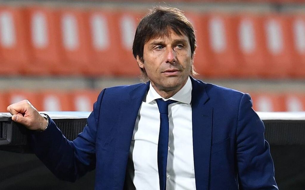 Ο άνεργος Κόντε θυμίζει σε όλους ότι είναι εδώ, αλλά όχι διαθέσιμος για όλους…