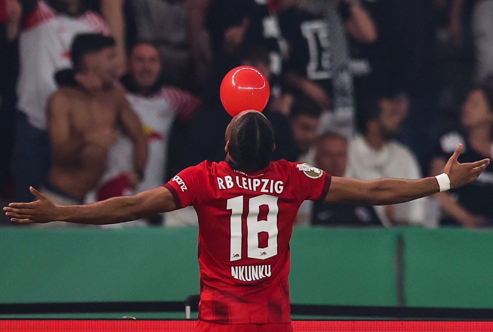 Δεν… ξεφουσκώνει με τίποτα η Λειψία! (vid)