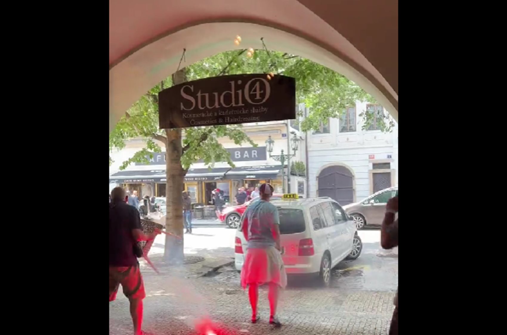 Σοβαρά επεισόδια μεταξύ οπαδών της Γουέστ Χαμ και της Φιορεντίνα! (vid)