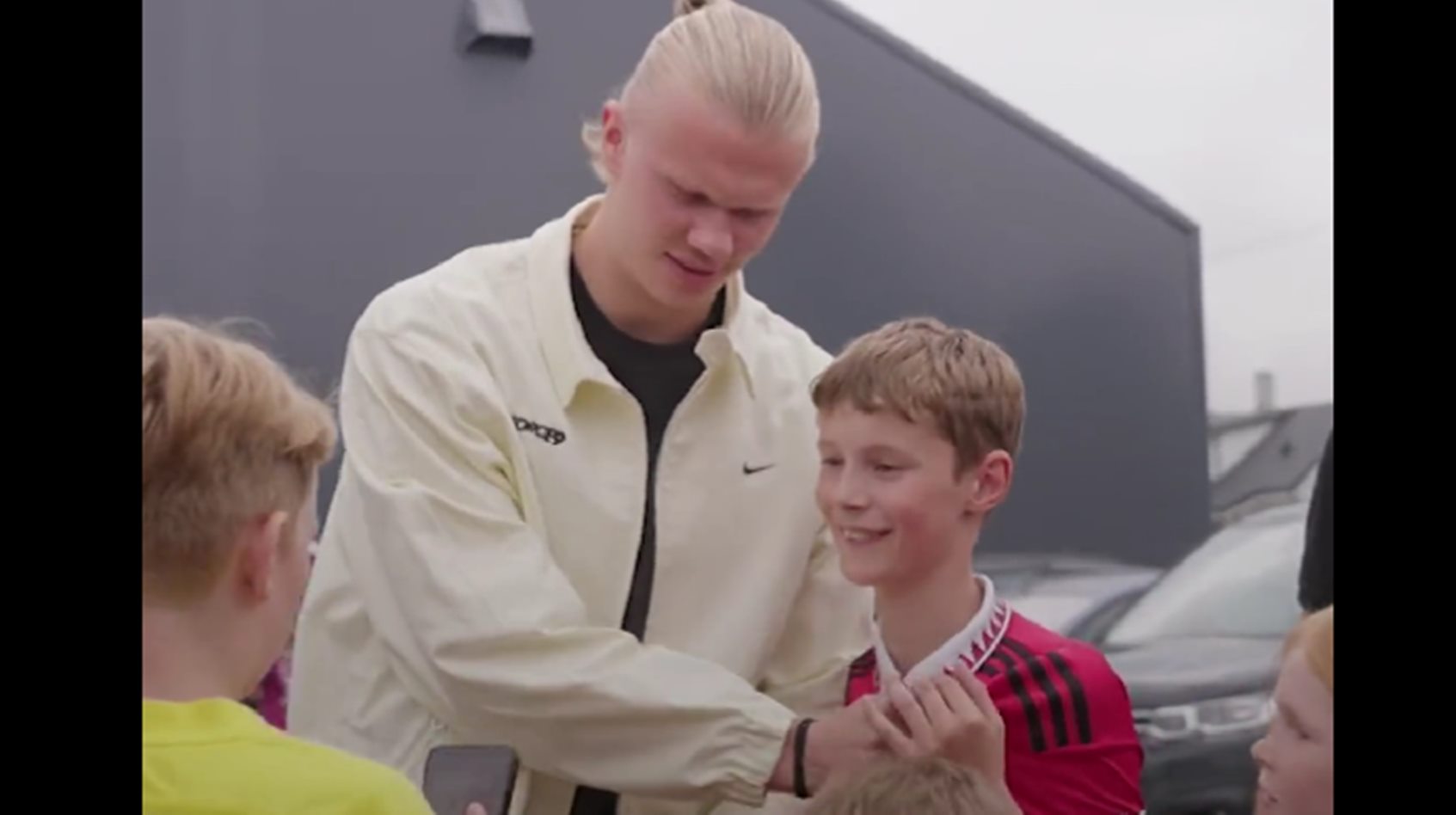 Δεν σταματάει πουθενά ο Χάαλαντ: Ρεζίλεψε το ιστορικό σήμα της Γιουνάιτεντ! (vid)