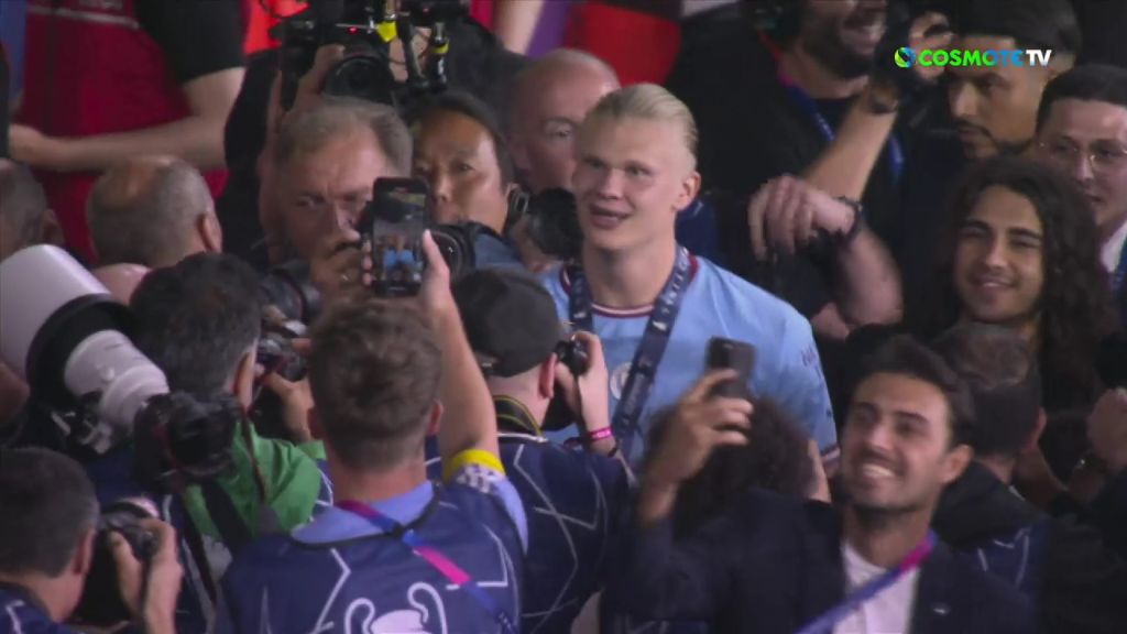 Βασιλιάς Χάαλαντ: Εκατοντάδες φωτογράφοι από πίσω του! (vid)