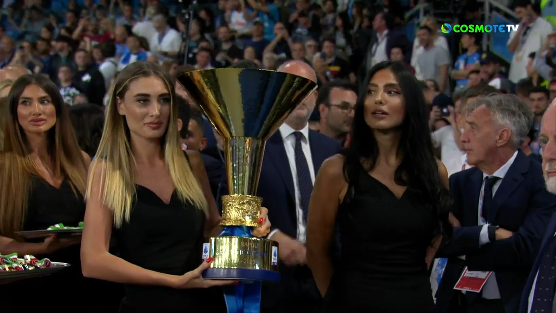 Δύο «καυτές» Ιταλίδες έκαναν τους παίκτες της Νάπολι να τρελαθούν! (vid)