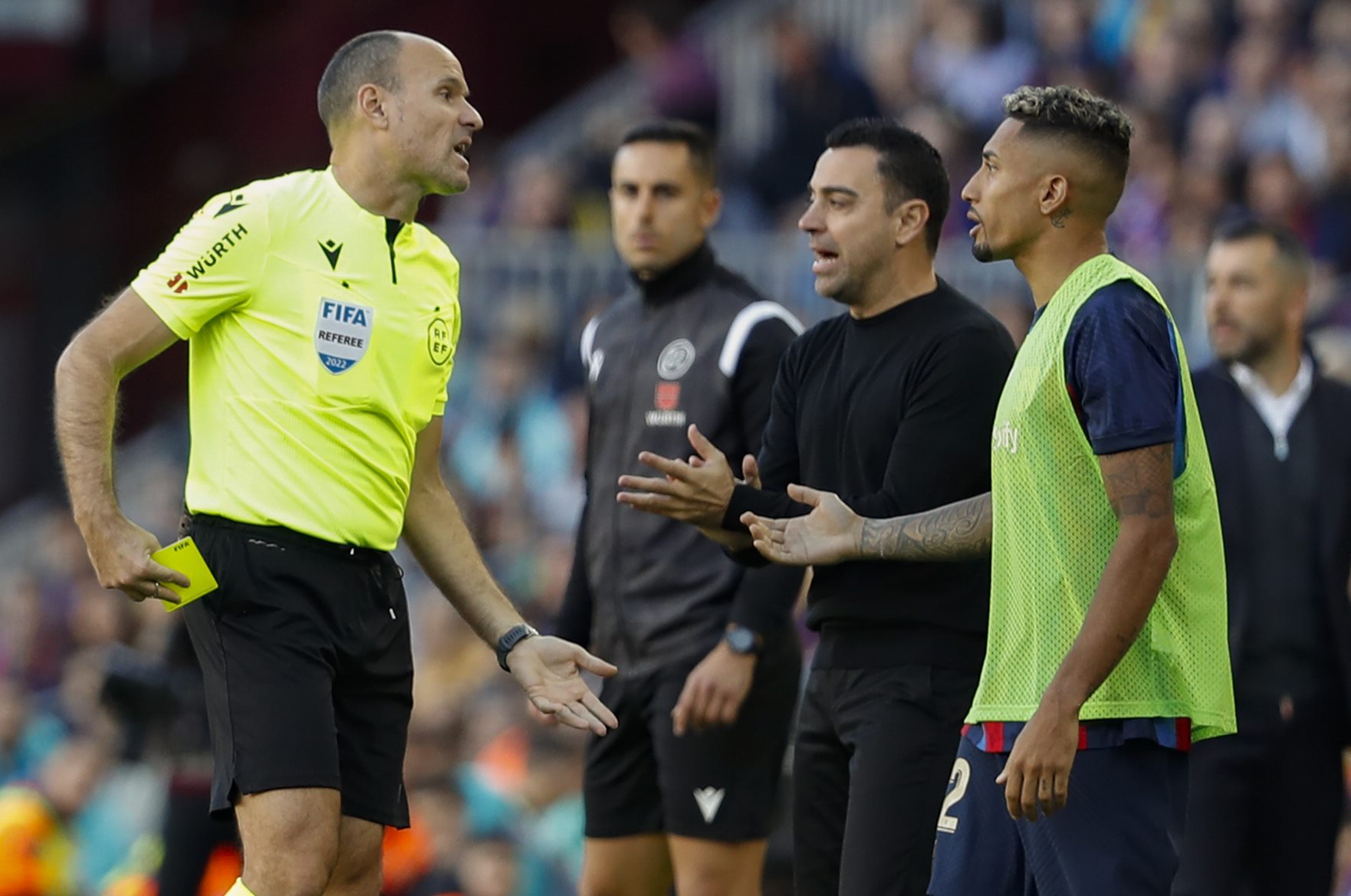 Τρελάθηκαν για τα καλά οι Σαουδάραβες: Αγοράζουν μέχρι και διαιτητές!