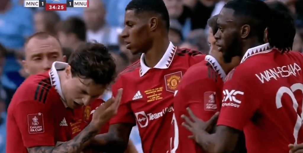 Ανεγκέφαλος οπαδός της Σίτι πέταξε αντικείμενο και χτύπησε τον Λίντελοφ στο κεφάλι (vid)