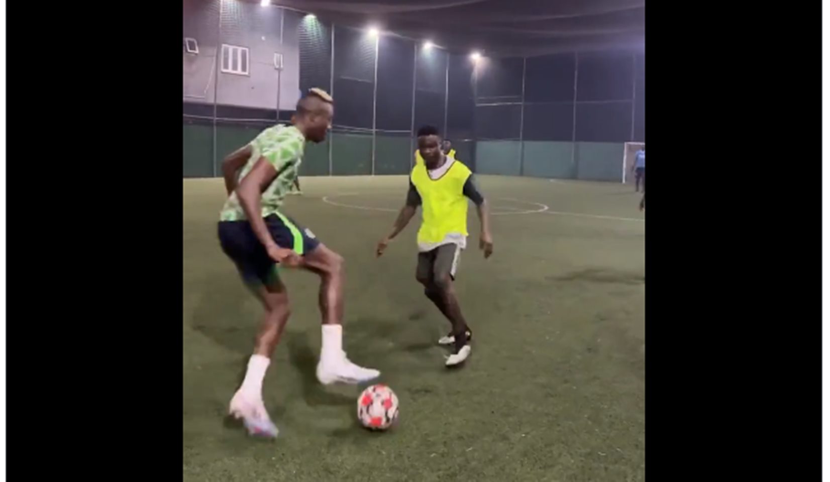 Μαγεία Όσιμεν: Έκανε ντρίμπλα που δεν βλέπουμε ούτε στο… FIFA Street! (vid)