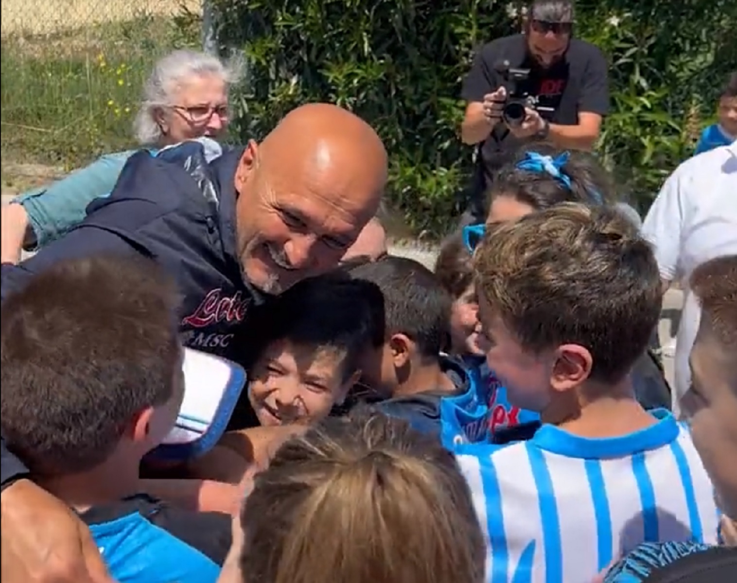 Υπέροχη στιγμή στη Νάπολι – Ο Σπαλέτι αγκαλιά με μικρά… Ναπολιτάκια (vid)