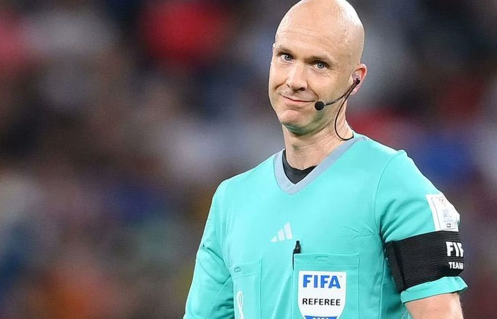 Χοντρό «πέσιμο» από οπαδούς της Ρόμα στον διαιτητή του τελικού! (vid)