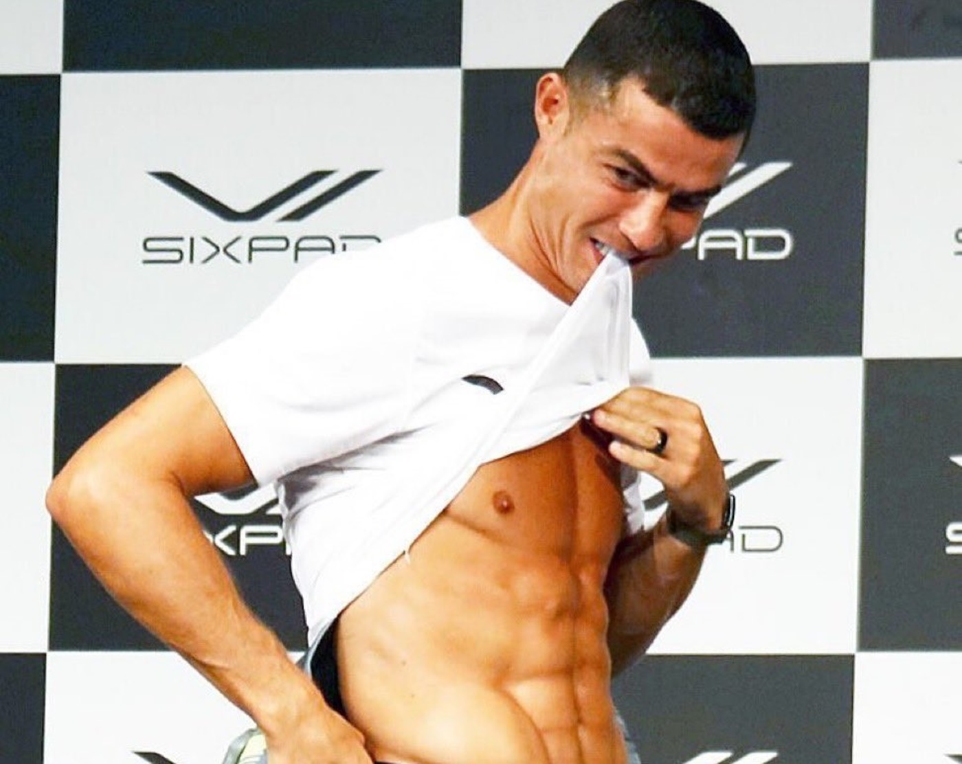 Φλεξάρει κοιλιακούς ο Κριστιάνο και αποκαλύπτει το μυστικό του (vid)