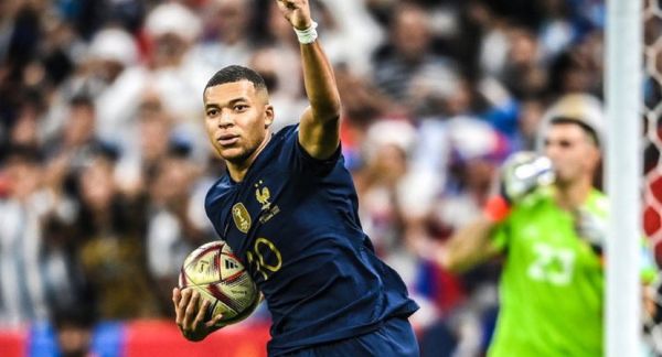 Κιλιάν Μπαπέ: Μένει με κάθε κόστος στην Παρί Σεν Ζερμέν