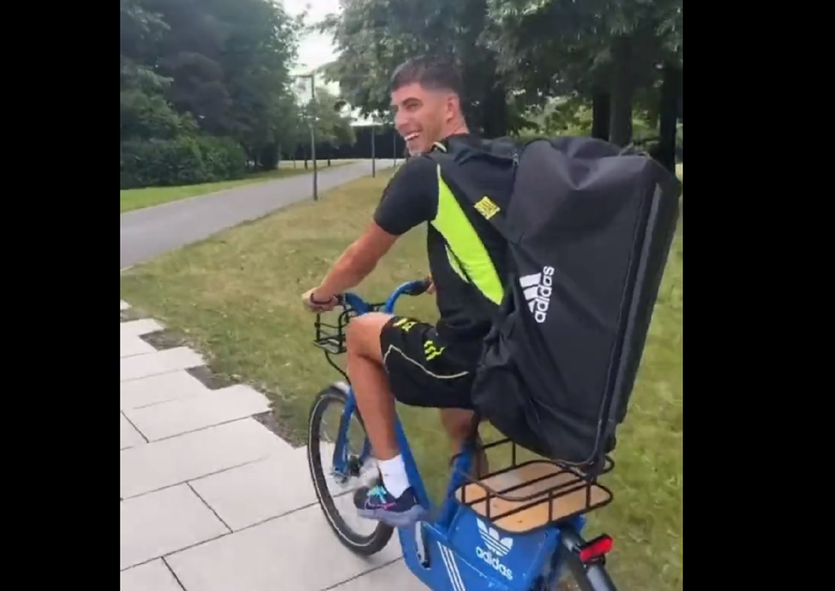 Ζορζίνιο και Ζεσούς έστειλαν τον… ψάρακα Χάβερτς να κουβαλά τις μπάλες (vid)