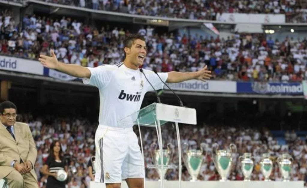 Όταν το Σαντιάγκο Μπερναμπέου υποδεχόταν τον θρύλο της «Βασίλισσας» (vid)