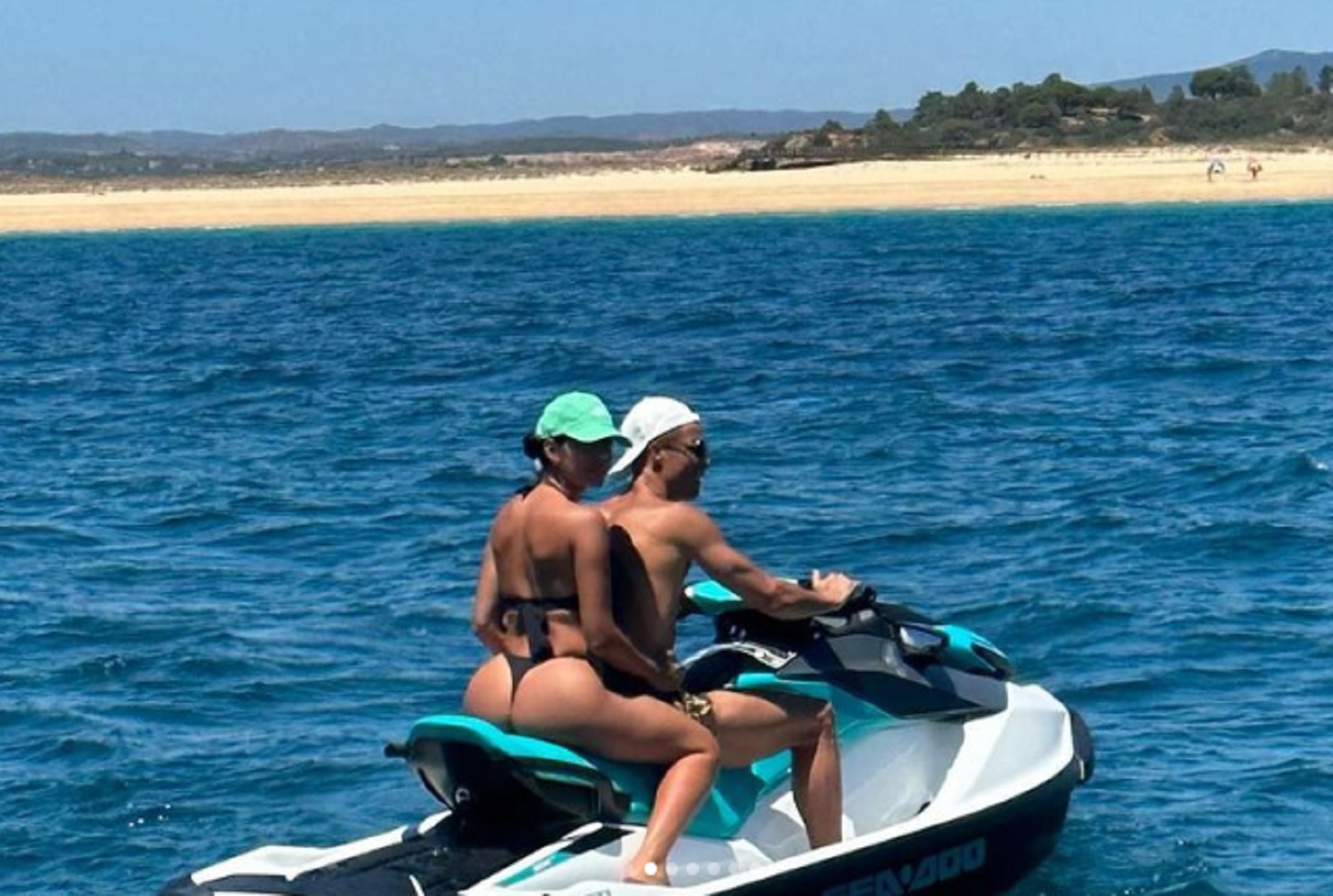 Η Τζεορτζίνα αγαπά τον Κριστιάνο και… τα «καυτά» μαγιό (pics)