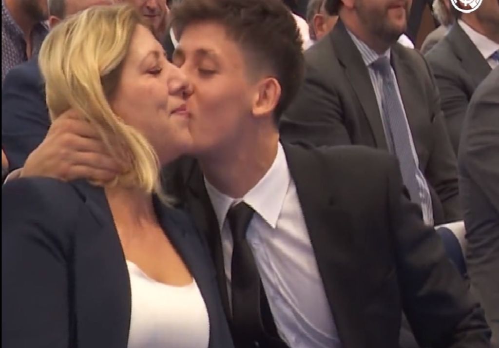 Πανέμορφη σκηνή: Ο Γκιουλέρ σκουπίζει τα δάκρυα της μητέρας του (vid)