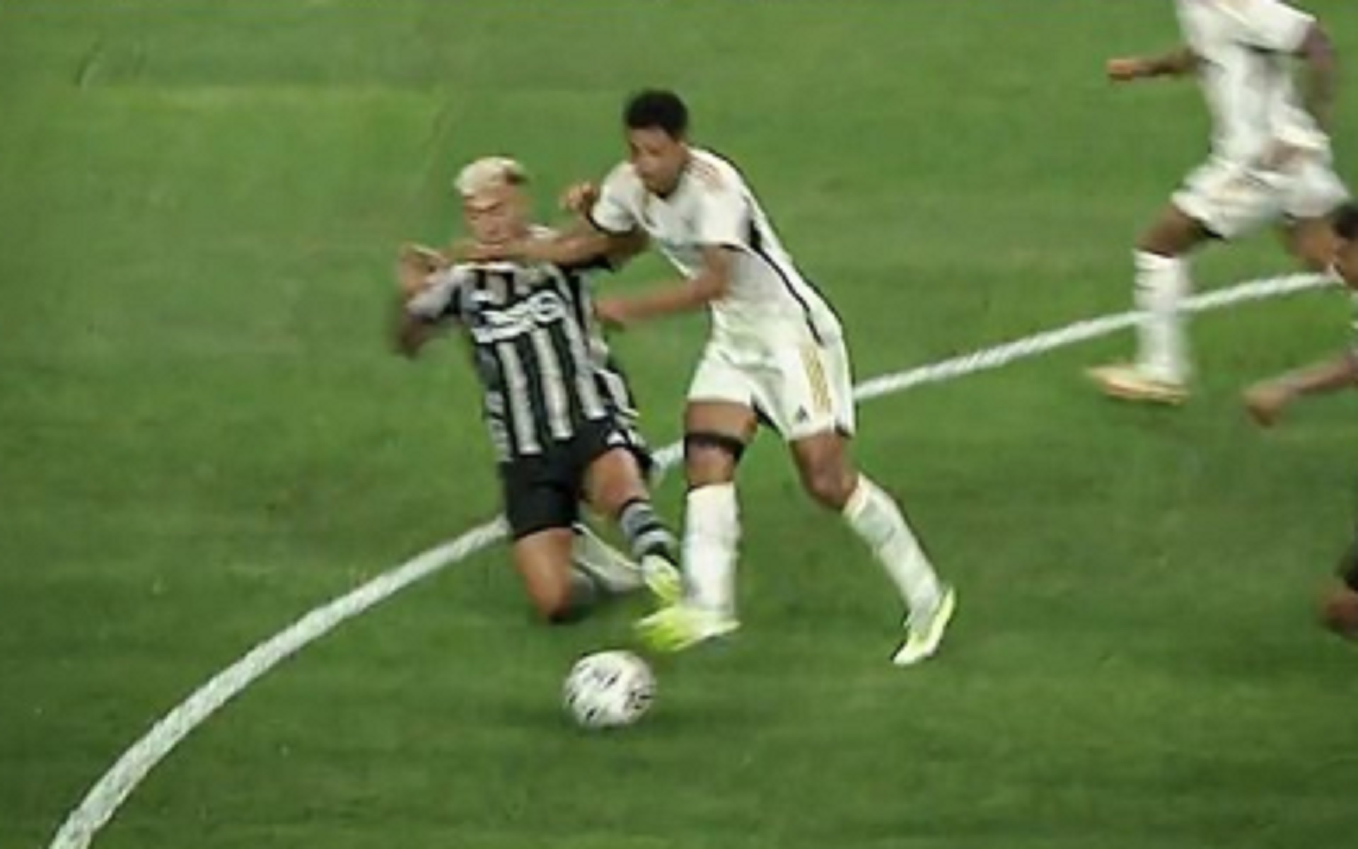 To δολοφονικό τάκλιν του Λισάντρο στον Μπέλινγχαμ (vid)