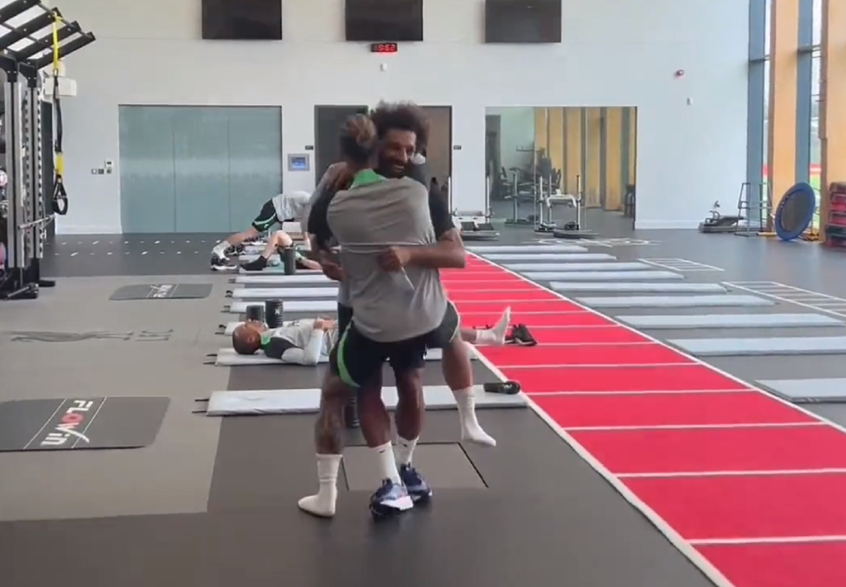 Ξανάσμιξαν τα φιλαράκια στη Λίβερπουλ – Το «ε μ@λ@κ@» του Σαλάχ στον Τσιμίκα (vid)