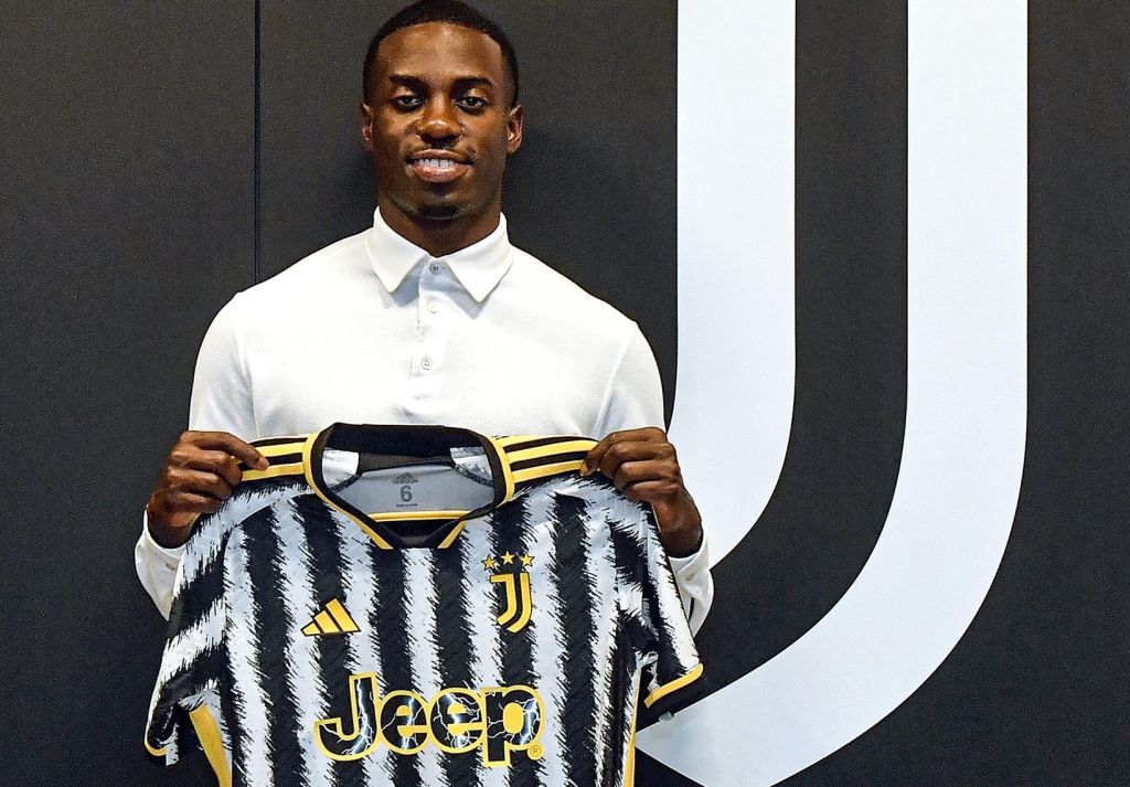 Η Γιουβέντους παρουσίασε γεμάτη χάρη και καμάρι τον Γουεά! (pics)