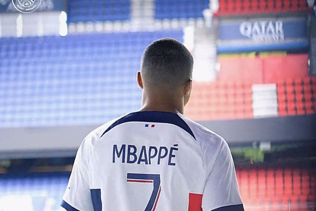 Μυρίζει… παραμονή: Παρουσίασε την νέα φανέλα η Παρί με Μπαπέ και Νεϊμάρ! (vid)