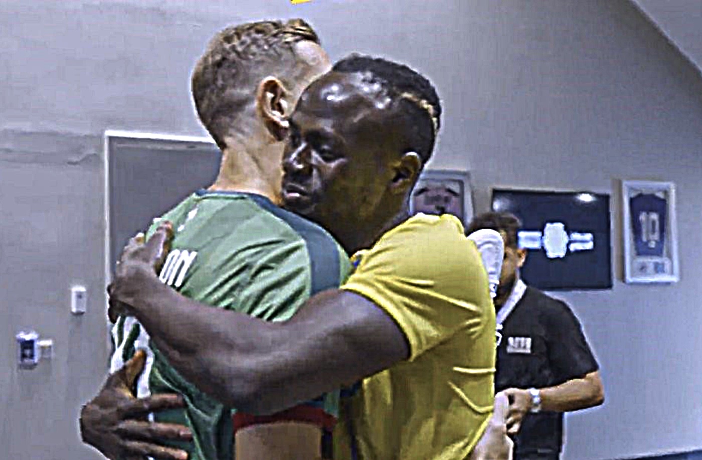 Τρυφερό reunion Μανέ-Χέντερσον στη Σαουδική Αραβία (vid)