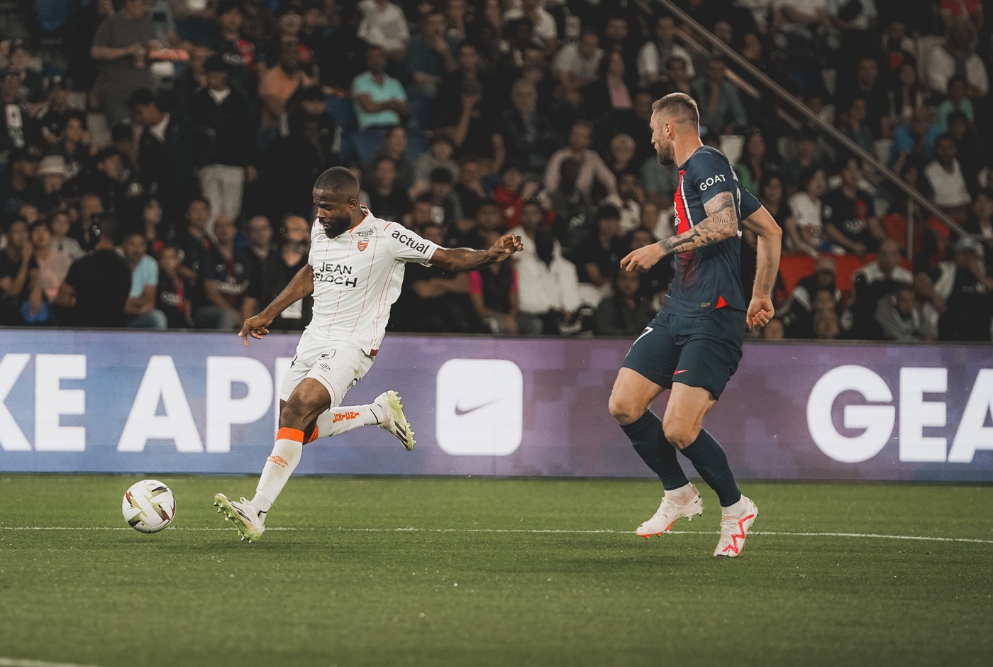 Παραπάτησε μέσα στο Παρίσι στην πρεμιέρα της η… υπνωτισμένη Παρί ! (vid)