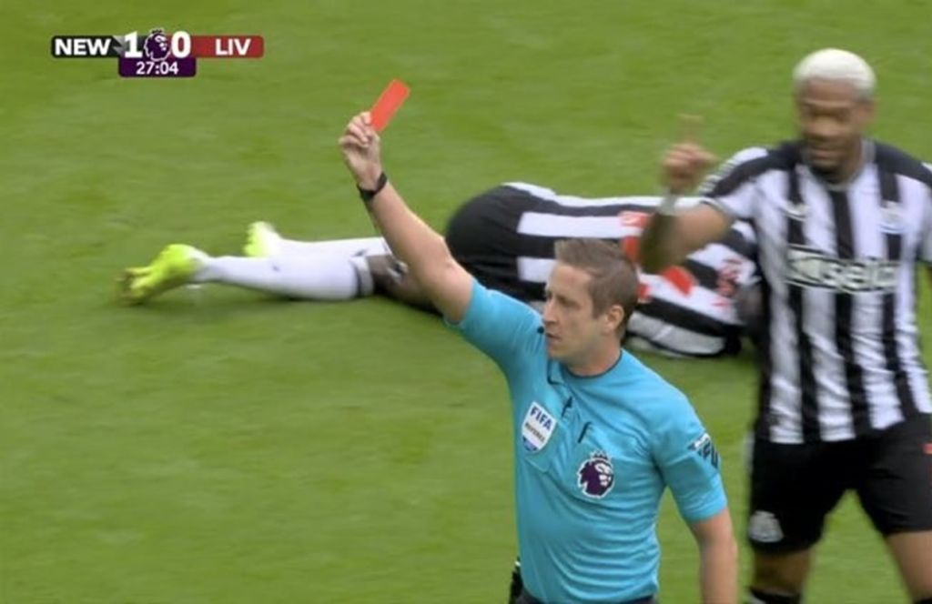 Όλα στραβά για τη Λίβερπουλ – Γκολ από αβίαστο λάθος και τραβηγμένη κόκκινη στον Φαν Ντάικ! (vids)