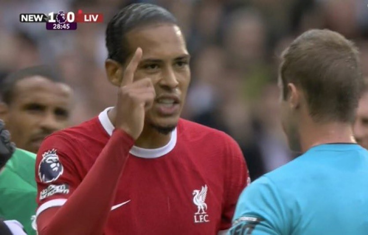 Έξαλλος ο Φαν Ντάικ με την κόκκινη βρίζοντας τον διαιτητή: «Είσαι ένα γ@μ…νο ανέκδοτο!» (vid)