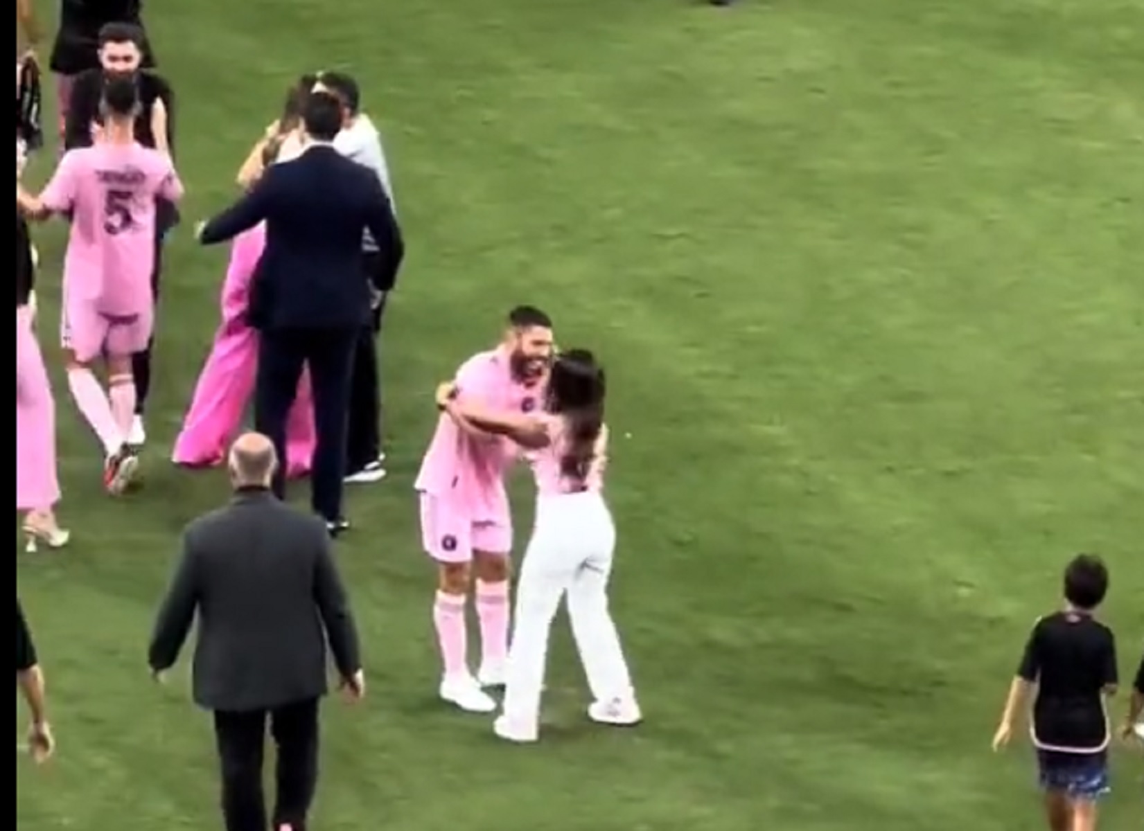 Συμβαίνουν και αυτά: Η Αντονέλα μπερδεύτηκε και πήγε να φιλήσει τον Άλμπα στο στόμα (vid)