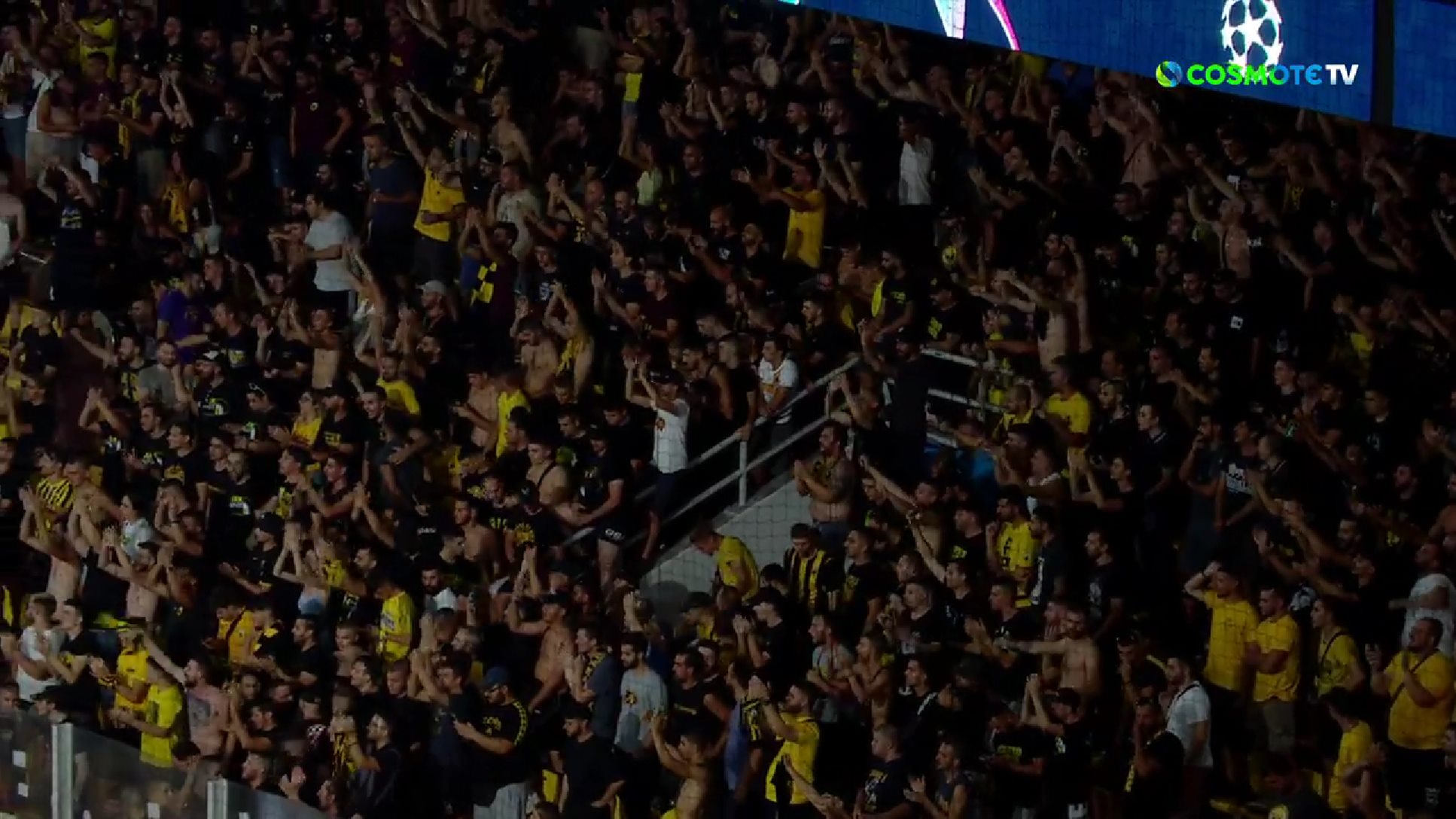 Μαθήματα… εξέδρας από τον κόσμο της ΑΕΚ: Όλοι μαζί μία αγκαλιά, παρά την ήττα! (vid)