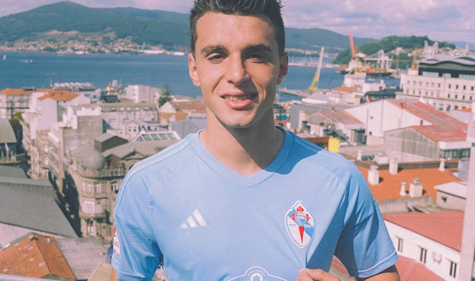 Ο Δουβίκας είναι… τρέλα με της Θέλτα τη φανέλα! (pic)