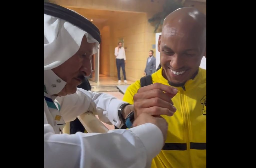 Τρέλα στη Σαουδική Αραβία – Οπαδός χάρισε ρολόι Rolex στον Φαμπίνιο επειδή έπαιξε καλά (vid)