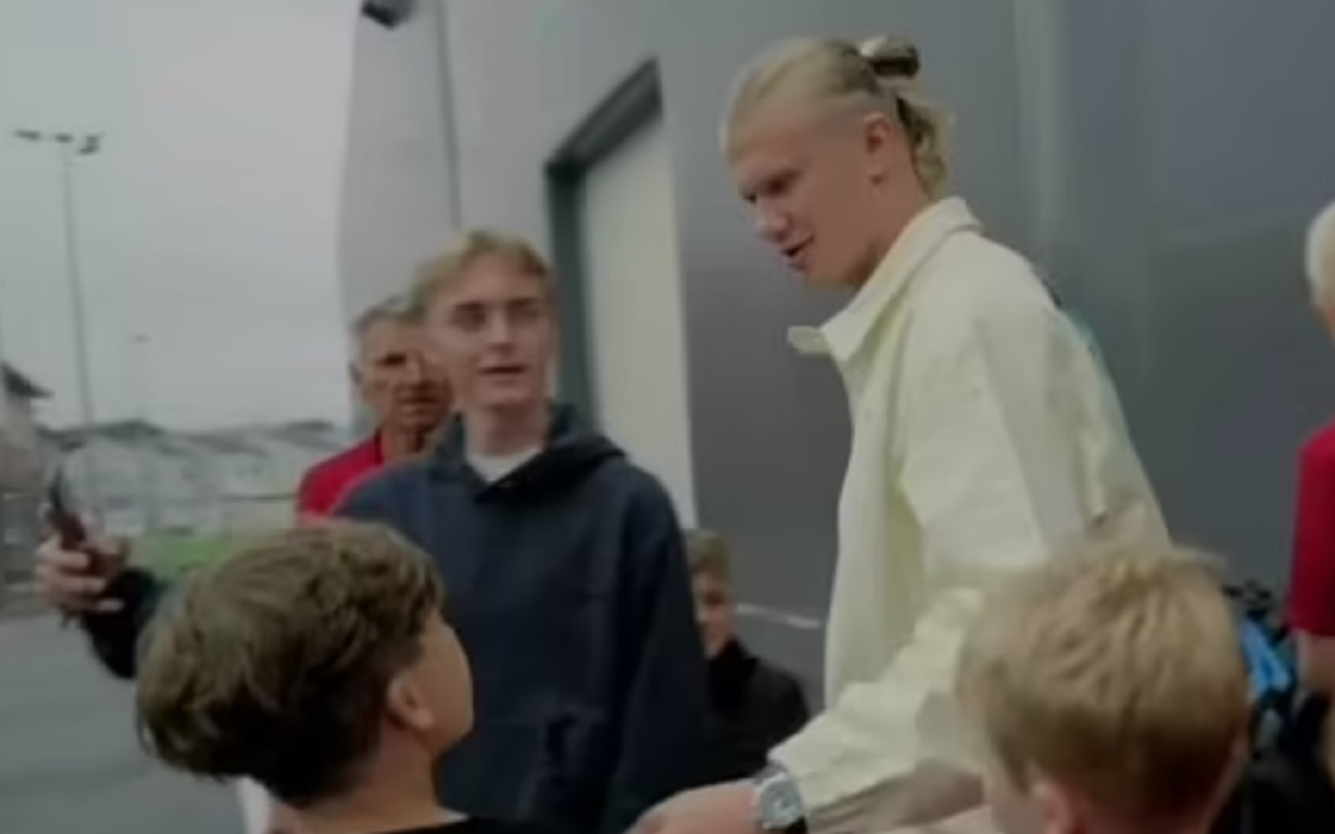 Ο Χάαλαντ άφησε… ξερό πιτσιρικά – Αρνήθηκε να του υπογράψει φανέλα της Λίβερπουλ (pic)