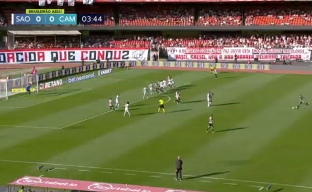 Απευθείας φάουλ… οβίδα από τον μετρ του είδους Χουλκ (vid)