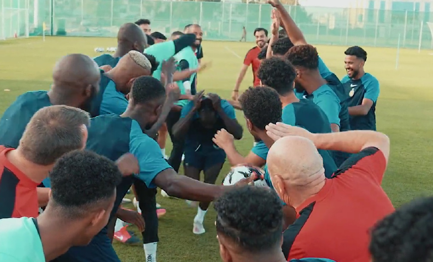 Με ομαδικό… φατούρο καλωσόρισαν τον Μανέ οι παίκτες της Αλ Νασρ! (vid)