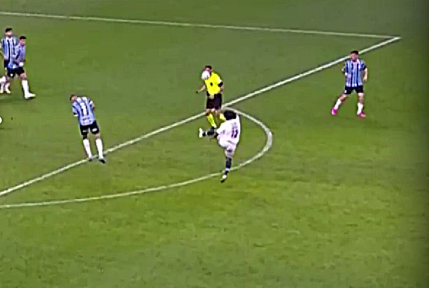 Τραγικό σουτ του Μαρσέλο που κατέληξε πλάγιο – Ξέσπασε σε γέλια ο σπίκερ! (vid)