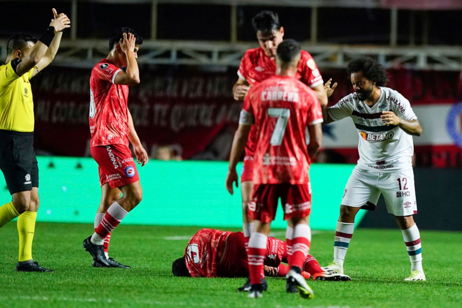 O Μαρσέλο έσπασε το πόδι αντιπάλου του, αποβλήθηκε και έβαλε τα κλάματα (vid)