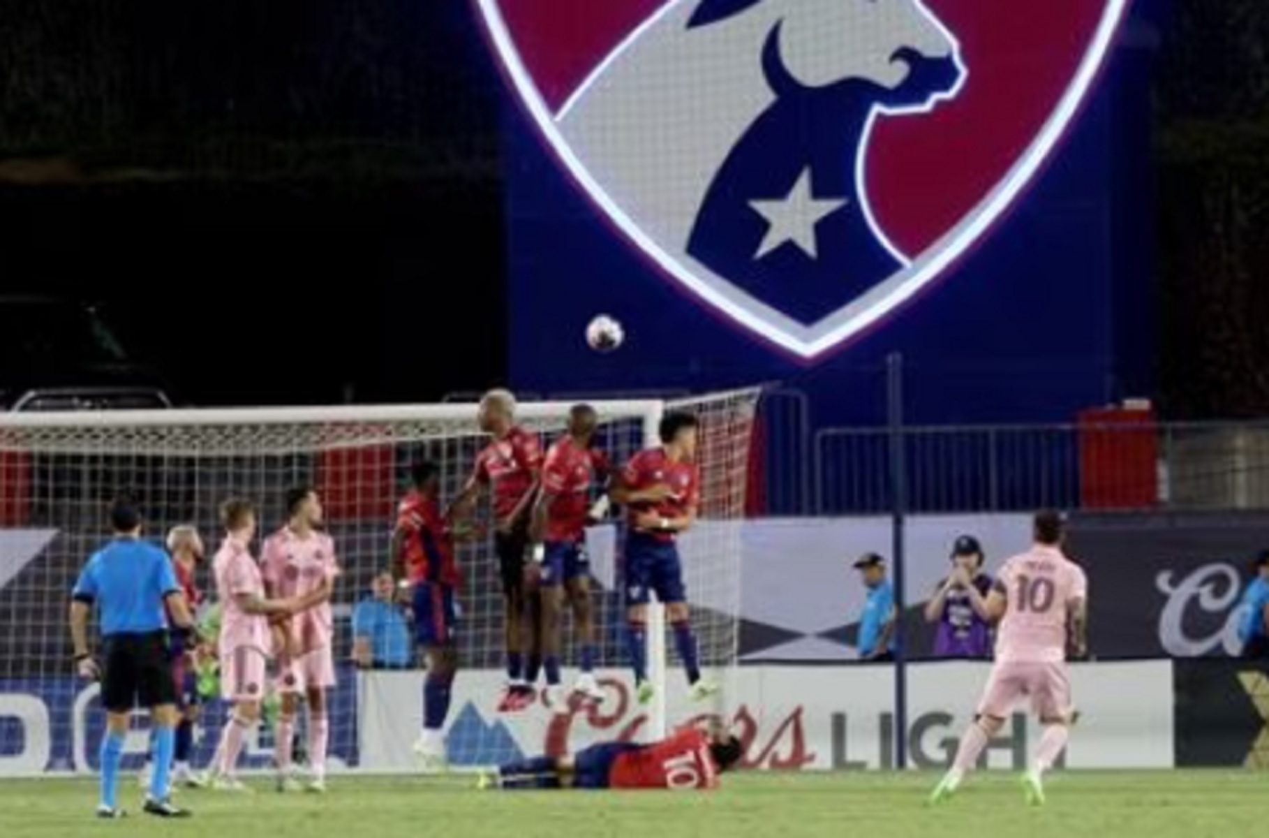 To απευθείας φάουλ του Μέσι είναι ο ορισμός του κομψοτεχνήματος (vid)